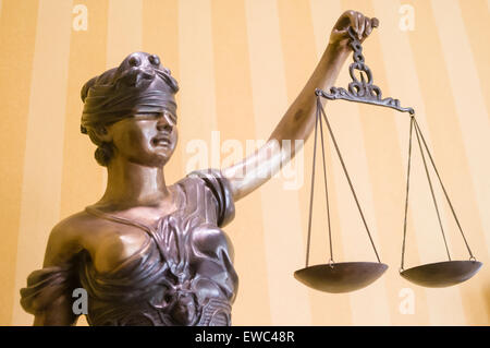 Bronzestatue des "Justitia", die Augen verbunden und hält ein paar Skalen Stockfoto