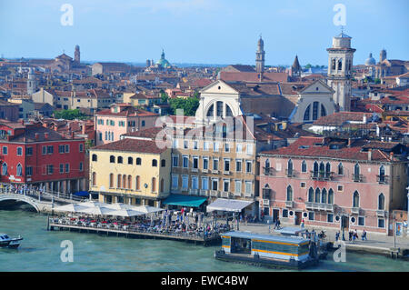 Es gibt viele historische Sehenswürdigkeiten zu sehen entlang Canal Grande Venedig Italien und Häfen. Stockfoto