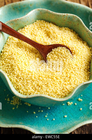 Couscous-Körner in Schüssel geben. Selektiven Fokus Stockfoto