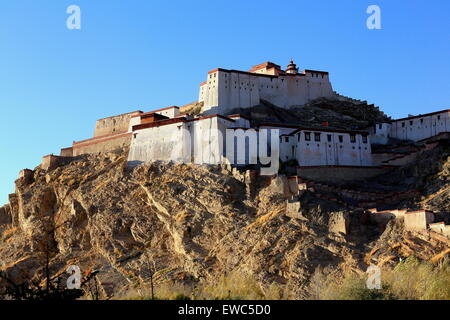 Die 1394 AD.built Dzong-Festung aus dem unteren Teil der Stadt am 3977 Frau Gyantse Stadt und Grafschaft-Shigatse Pref.-Tibet gesehen. Stockfoto