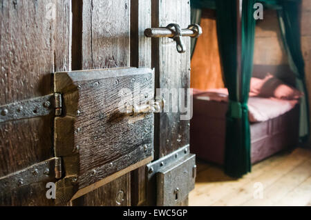 Schloss und die Tür einer Gefängniszelle für reiche Gefangene in einem mittelalterlichen Gefängnis. Stockfoto