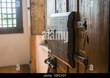 Schloss und die Tür einer Gefängniszelle für reiche Gefangene in einem mittelalterlichen Gefängnis. Stockfoto