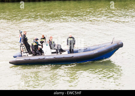 Niederlande-Polizei (Politie) in einer Rippe auf einem marine-Event. Stockfoto