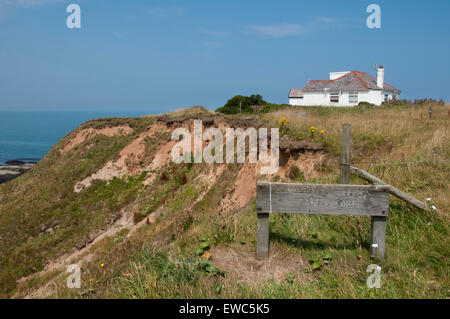 Sonnigen Sommertag mit blauer Himmel, Thornwick Bay, Yorkshire Coast, GB, UK - Blick auf Klippen, Meer bröckelt & aus Holz "gefährlichen Klippen. Achten Sie darauf "Zeichen. Stockfoto