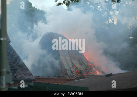 Fleet Hampshire, UK. 22. Juni 2015. Fleet Hampshire vierzig Fire Fighter kämpfen zu kontrollieren, die ein Feuer im All Saints Church abgeschlossen wurde durch einen Brand durch einen Brand beschädigt. Bewohner kommen, um mit dem Verlust von Community-Hub.  Ein Brandanschlag hatte bereits von einer unbekannten Person früher in der Woche durchgeführt, es zeichnet sich durch seinen Architekten William Burges und wurde 1861-2 gebaut. Bildnachweis: Jason Kay/Alamy Live News Stockfoto