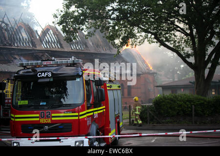 Fleet Hampshire, UK. 22. Juni 2015. Fleet Hampshire vierzig Fire Fighter kämpfen zu kontrollieren, die ein Feuer im All Saints Church abgeschlossen wurde durch einen Brand durch einen Brand beschädigt. Bewohner kommen, um mit dem Verlust von Community-Hub.  Ein Brandanschlag hatte bereits von einer unbekannten Person früher in der Woche durchgeführt, es zeichnet sich durch seinen Architekten William Burges und wurde 1861-2 gebaut. Bildnachweis: Jason Kay/Alamy Live News Stockfoto