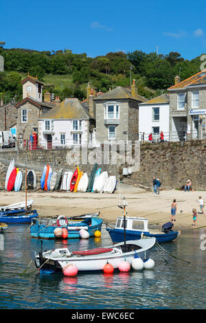 Der Hafenstrand von Mousehole in Cornwall, England, UK Stockfoto