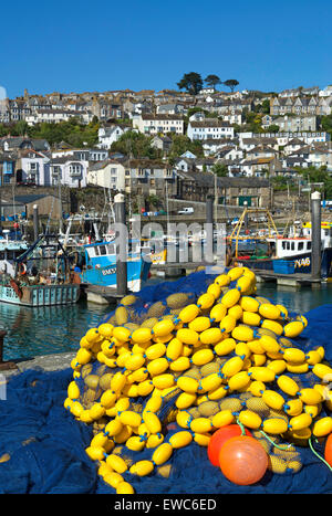 Neue Fischernetze am Kai in Newlyn in Cornwall, England, Vereinigtes Königreich Stockfoto