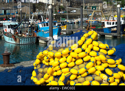 Neue Fischernetze am Kai in Newlyn in Cornwall, England, Vereinigtes Königreich Stockfoto