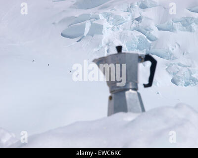 Bergsteiger am Mount McKinley in Alaska. Eine italienische Kaffeemaschine in der Front. Stockfoto