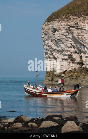 Passanten im Urlaub auf den Weg an einem sonnigen Sommertag, Meer-Bootsfahrt, Kreidefelsen - North Landing, Flamborough, East Yorkshire Coast, England, UK. Stockfoto