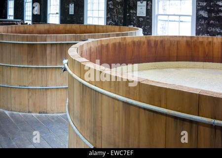 Auf der Suche in Bourbon Maische Tanks in einer Destillerie Stockfoto