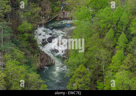 Kajakfahrer und Rafter zugreifen Toccoa Fluss auf einen hohen Wasser-Veröffentlichungstermin Stockfoto