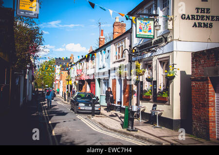 Die North Parade mit Pubs und Geschäfte in Oxford, Vereinigtes Königreich Stockfoto