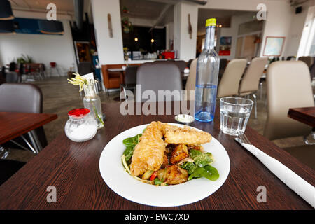 isländische Fish &amp; Chips Restaurant gebratener Steinbeißer mit knusprigen Kartoffeln und Salat Reykjavik Island Stockfoto