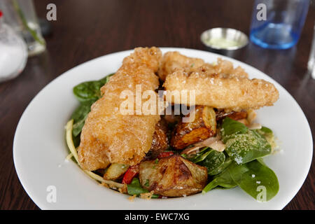 isländische Fish &amp; Chips Restaurant gebratener Steinbeißer mit knusprigen Kartoffeln und Salat Reykjavik Island Stockfoto