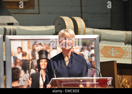 LOS ANGELES, CA - 28. März 2011: Dame Helen Mirren in Grauman Chinese Theatre, wo sie geehrt wurde, indem er ihre Hand & Fußabdrücke in Zement gesetzt. Stockfoto