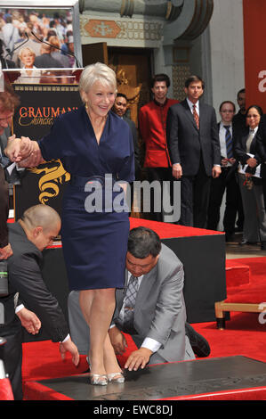 LOS ANGELES, CA - 28. März 2011: Dame Helen Mirren in Grauman Chinese Theatre, wo sie geehrt wurde, indem er ihre Hand & Fußabdrücke in Zement gesetzt. Stockfoto