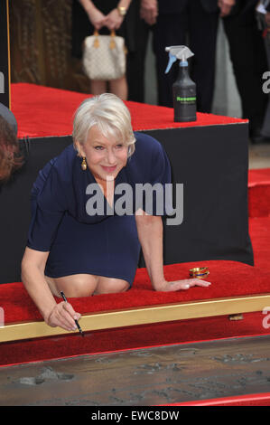 LOS ANGELES, CA - 28. März 2011: Dame Helen Mirren in Grauman Chinese Theatre, wo sie geehrt wurde, indem er ihre Hand & Fußabdrücke in Zement gesetzt. Stockfoto