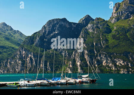 Boote am Gardasee in Nord-Italien Stockfoto