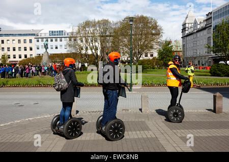 Touristen auf geführte Segway-Tour in Austurvollur öffentlichen Platz Reykjavik Island Stockfoto