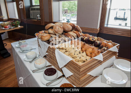 Brot und Gebäck für Brunch im Pier A Harbor House, ein Restaurant im Battery Park City, Manhattan, New York City. Stockfoto