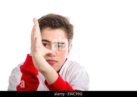 Kaukasische glattschalige junge rot Langarm Hemd Daumen seine Nase mit beiden Händen Stockfoto