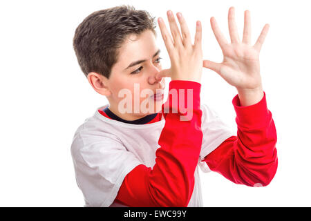 Kaukasische glattschalige junge rot Langarm Hemd Daumen seine Nase von links nach rechts mit beiden Händen zeigen Profil Stockfoto