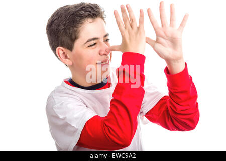 Kaukasische glattschalige junge rot Langarm Hemd Daumen seine Nase von links nach rechts mit beiden Händen zeigen Profil Stockfoto