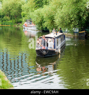 Narrowboat auf den Regents Canal Kings Cross London UK nähert sich St Pancras Lock. Stockfoto