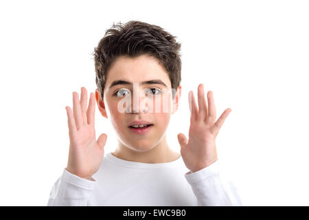 Lustige kaukasischen glattschalige junge in einem weißen langen Ärmeln T-shirt mit offenen Händen an den Seiten des Gesichts Stockfoto