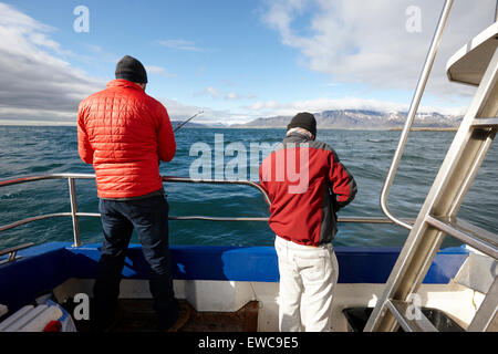 Männer Meeresangelns auf einem Charter Boot Reykjavik Island Stockfoto