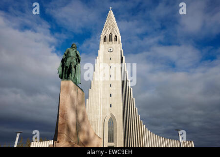 Statue von Explorer lief Eriksson vor Hallgrimskirkja Kirche Kirche von Island Stockfoto
