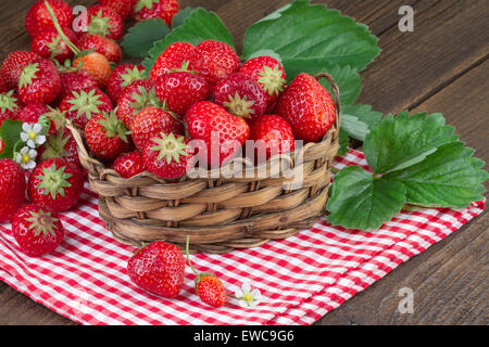 Reife Erdbeere in alten Korb Stockfoto