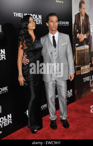 LOS ANGELES, CA - 10. März 2011: Matthew McConaughey & Camila Alves bei der Los Angeles Premiere seines neuen Films "The Lincoln Lawyer" Cinerama Dome, Hollywood. Stockfoto