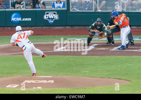 Omaha, NE, USA. 17. Juni 2015. Zwei der längsten Hauptdurchläufe in der College World Series seit 2011 wurden beide von Florida Spielern getroffen. Floridas Harrison Bader #8 traf der erste Home Run auf 414' gefolgt von Buddy Reed #23 412' getroffen. Harrison Bader #8 in Aktion während Spiel 9 von 2015 NCAA Men es College World Series zwischen den Miami Hurricanes und Florida Gators im TD Ameritrade Park in Omaha, NE. Nathan Olsen/Cal Sport Media/Alamy Live-Nachrichten Stockfoto