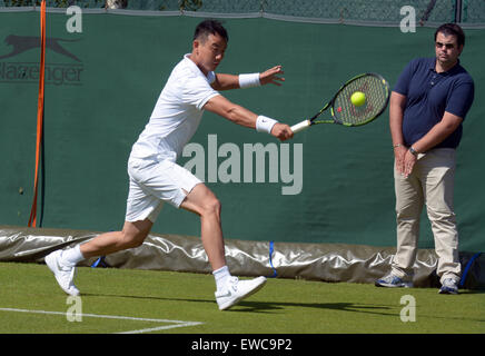 Wimbledon, London, UK. 22. Juni 2015. Bank of England Sport erdet Roehampton London England 22. Juni 2015. Bild zeigt Jimmy Wang von Chinese Taipei, Pedro Cachin Argentiniens 4-6 6-3 7-5 schlagen. Wang erreichte die dritte Runde der das Hauptfeld in Wimbledon im vergangenen Jahr ein Karriere-Highlight für die 30-Year-Old. Der Qualifikation für die WM begann heute - eine Woche vor dem main Event. Es gibt kein "Gewinner" der Qualifikation, stattdessen die Spieler, die gewinnen alle drei Runden - 16 im Herren Einzel und 12 in der Damen Einzel - machen Fortschritte, zusammen mit vier Paaren in e Stockfoto