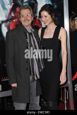 LOS ANGELES, CA - 7. März 2011: Gary Oldman & Donya Fiorentino an der Los Angeles premiere seines neuen Films "Red Riding Hood" in Grauman Chinese Theatre in Hollywood. Stockfoto