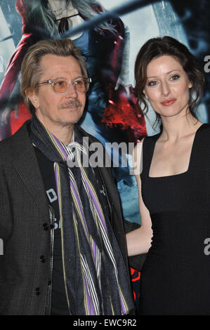 LOS ANGELES, CA - 7. März 2011: Gary Oldman & Donya Fiorentino an der Los Angeles premiere seines neuen Films "Red Riding Hood" in Grauman Chinese Theatre in Hollywood. Stockfoto