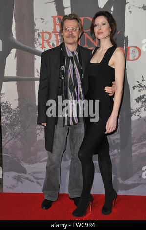 LOS ANGELES, CA - 7. März 2011: Gary Oldman & Donya Fiorentino an der Los Angeles premiere seines neuen Films "Red Riding Hood" in Grauman Chinese Theatre in Hollywood. Stockfoto