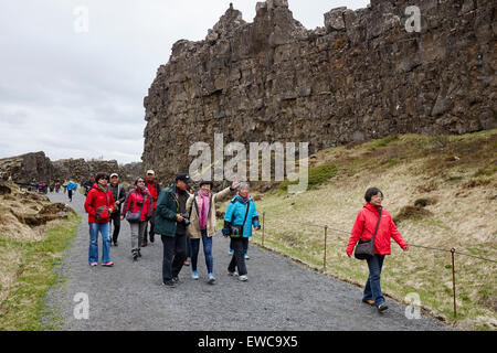 asiatische Touristen Fuß durch die Almannagja Bruchlinie in der mid-Atlantic Ridge nordamerikanische Platte Thingvellir National park Stockfoto