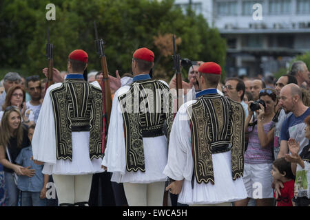 Athen, Griechenland. 21. Juni 2015. Evzonen bewachen das Grab des unbekannten Soldaten ändern die Wache. Mehr als fünftausend Menschen versammelten sich vor dem griechischen Parlament zum Senden der Nachricht an die griechische Regierung nicht auf die laufenden Verhandlungen zwischen Griechenland und den europäischen Institutionen © Nikolas Georgiou/ZUMA Wire/ZUMAPRESS.com/Alamy Live Meldungen wieder nach unten Stockfoto