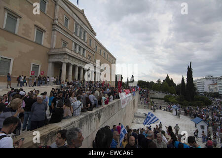 Athen, Griechenland. 21. Juni 2015. Demonstranten halten die Fahnen und Flaggen Botschaften gegen Sparmaßnahmen tragen. Mehr als fünftausend Menschen versammelten sich vor dem griechischen Parlament zum Senden der Nachricht an die griechische Regierung nicht auf die laufenden Verhandlungen zwischen Griechenland und den europäischen Institutionen © Nikolas Georgiou/ZUMA Wire/ZUMAPRESS.com/Alamy Live Meldungen wieder nach unten Stockfoto