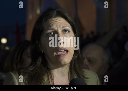 Athen, Griechenland. 21. Juni 2015. ZOE KONSTANTOPOULOU, Präsident des griechischen Parlaments schließt sich den Protest an. Mehr als fünftausend Menschen versammelten sich vor dem griechischen Parlament zum Senden der Nachricht an die griechische Regierung nicht auf die laufenden Verhandlungen zwischen Griechenland und den europäischen Institutionen © Nikolas Georgiou/ZUMA Wire/ZUMAPRESS.com/Alamy Live Meldungen wieder nach unten Stockfoto