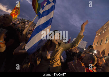 Athen, Griechenland. 21. Juni 2015. ZOE KONSTANTOPOULOU, Präsident des griechischen Parlaments schließt sich den Protest an. Mehr als fünftausend Menschen versammelten sich vor dem griechischen Parlament zum Senden der Nachricht an die griechische Regierung nicht auf die laufenden Verhandlungen zwischen Griechenland und den europäischen Institutionen © Nikolas Georgiou/ZUMA Wire/ZUMAPRESS.com/Alamy Live Meldungen wieder nach unten Stockfoto