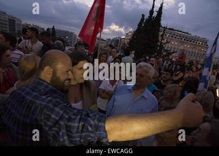 Athen, Griechenland. 21. Juni 2015. ZOE KONSTANTOPOULOU, Präsident des griechischen Parlaments schließt sich den Protest an. Mehr als fünftausend Menschen versammelten sich vor dem griechischen Parlament zum Senden der Nachricht an die griechische Regierung nicht auf die laufenden Verhandlungen zwischen Griechenland und den europäischen Institutionen © Nikolas Georgiou/ZUMA Wire/ZUMAPRESS.com/Alamy Live Meldungen wieder nach unten Stockfoto