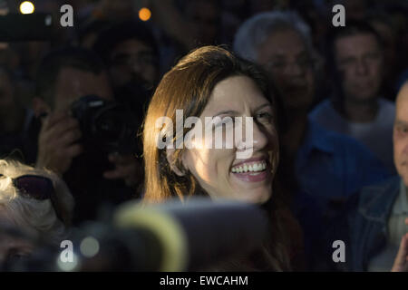 Athen, Griechenland. 21. Juni 2015. ZOE KONSTANTOPOULOU, Präsident des griechischen Parlaments schließt sich den Protest an. Mehr als fünftausend Menschen versammelten sich vor dem griechischen Parlament zum Senden der Nachricht an die griechische Regierung nicht auf die laufenden Verhandlungen zwischen Griechenland und den europäischen Institutionen © Nikolas Georgiou/ZUMA Wire/ZUMAPRESS.com/Alamy Live Meldungen wieder nach unten Stockfoto