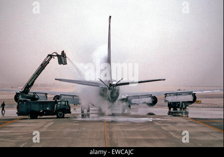 10. Oktober 2013 - USAF KC-135R. Die KC-135 Stratotanker ermöglicht es Kern aerial Betankung für die United States Air Force und hat in dieser Funktion seit mehr als 50 Jahren übertroffen. Diese einzigartige Anlage erhöht die Luftwaffe Fähigkeit, seine Primärmission von globaler Reichweite zu erreichen. Es unterstützt auch Luftaufnahmen Betankung, Luftwaffe, Marine, Marine Corps und Flugzeuge der Alliierten Nation. Die KC-135 ist auch in der Lage, den Transport von Abfall und ambulante Patienten mit Patienten unterstützen Paletten während aeromedical Evakuierungen. Features.Four Turbofan, unter 35 Grad gepfeilten Flügeln, macht t montiert Stockfoto