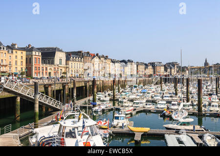 Boote vertäut an Pontons im Hafen von Dieppe, Normandie, an einem sonnigen Sommertag mit blauem Himmel Stockfoto