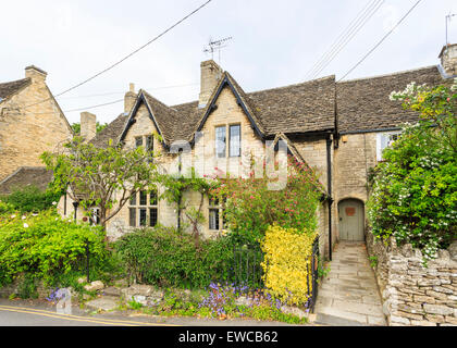 Hübsche, traditionelle Cotswold Steinhütten, Chipping Schritte, Tetbury, einer Kleinstadt in den Cotswolds, Gloucestershire Stockfoto